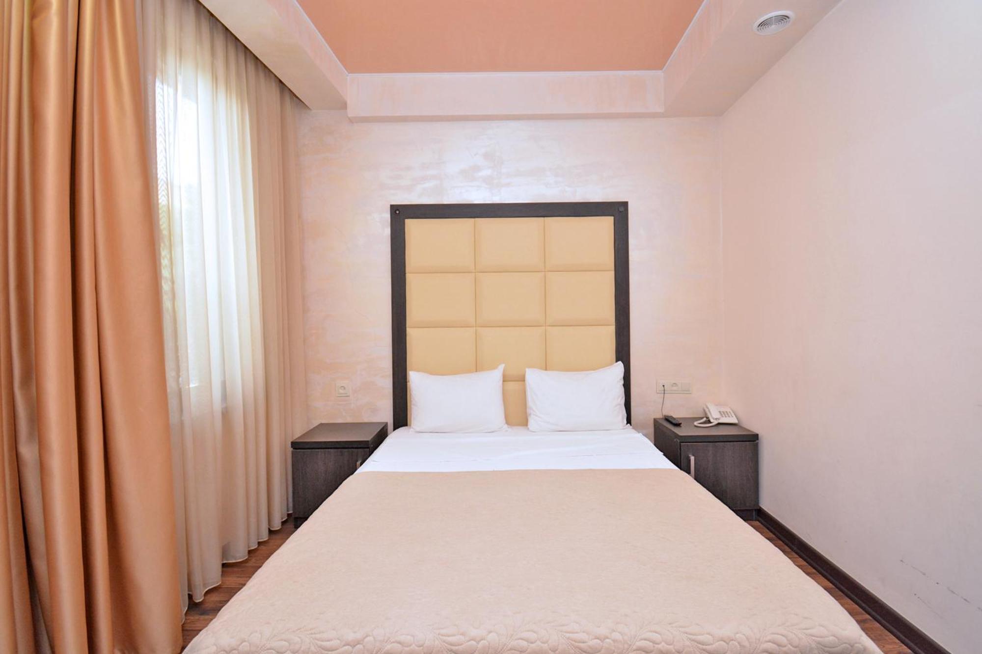 Hotel Partiez Jerevan Eksteriør billede